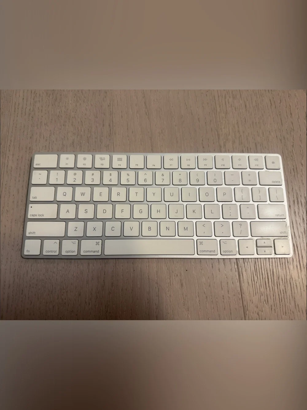 Apple Compact Wireless Keyboard in Silver and White